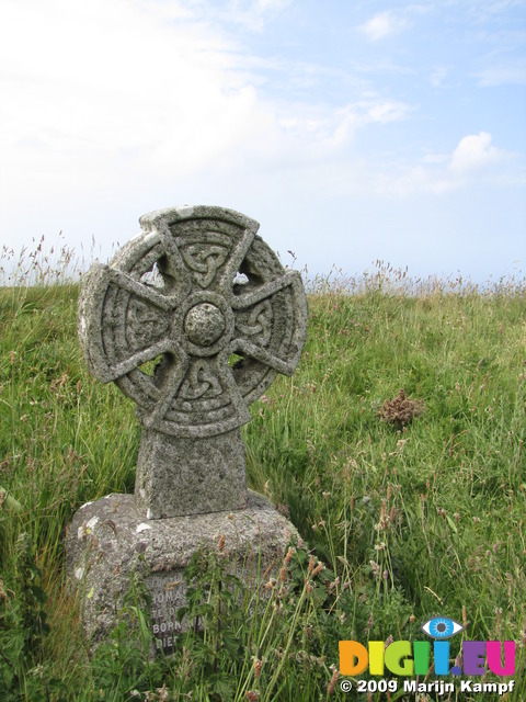 SX07315 Celtic cross in Tintagel Church graveyard